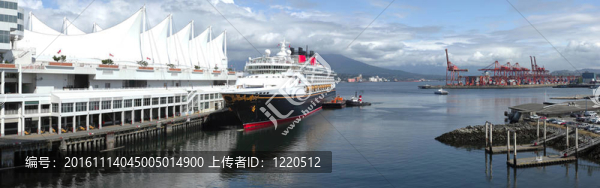 在加拿大廣場的游船和周圍的布勒內(nèi)灣航道全景。