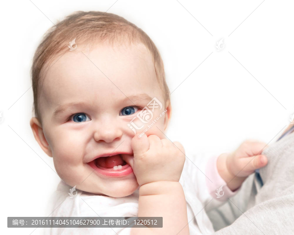 可愛的微笑的小女孩