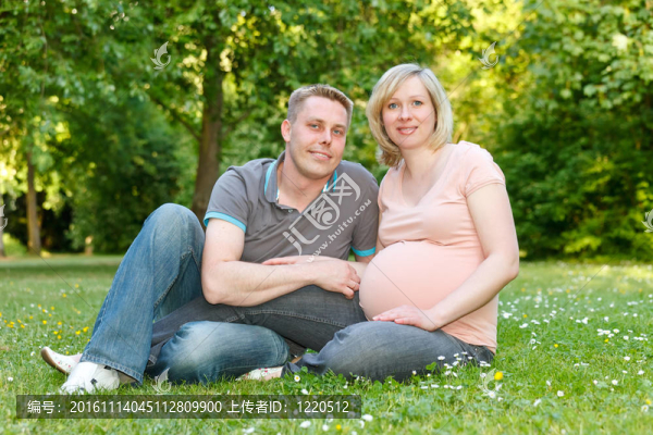 懷孕的夫婦在公園里休息