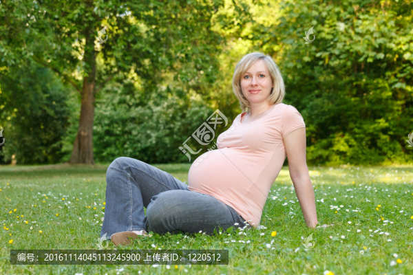 懷孕的女人在公園里休息