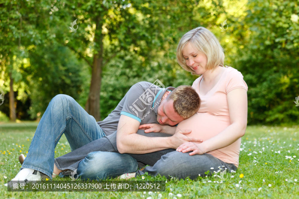 懷孕的夫婦在公園里休息