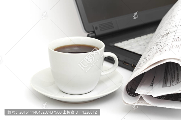 在筆記本電腦上的一杯咖啡