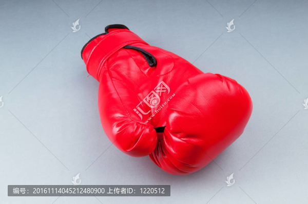 桌上的拳擊手套