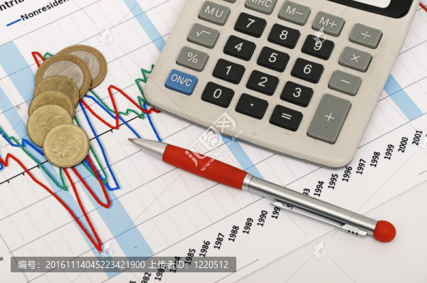計算器；硬幣和筆放在圖表上。