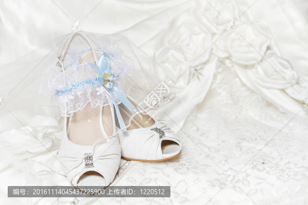 新娘的鞋襪；與藍(lán)帶；婚紗。婚禮配件特寫。