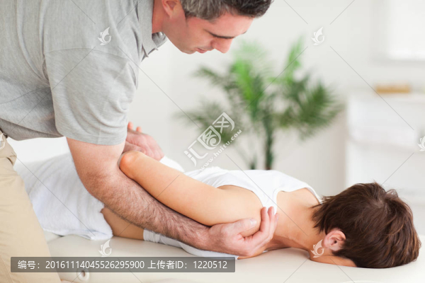 黑發(fā)女人得到肩伸展