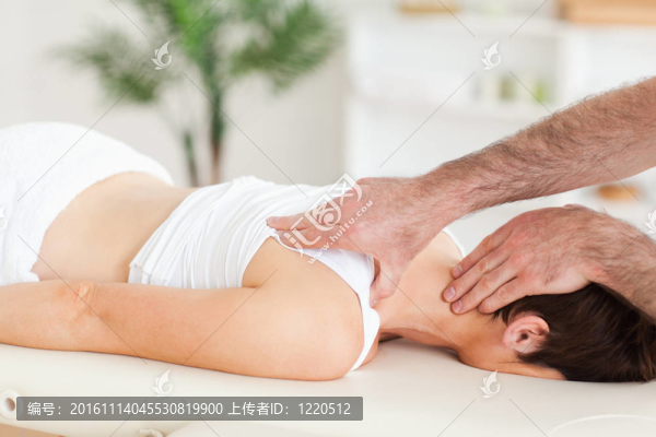 男人女人的頸部按摩
