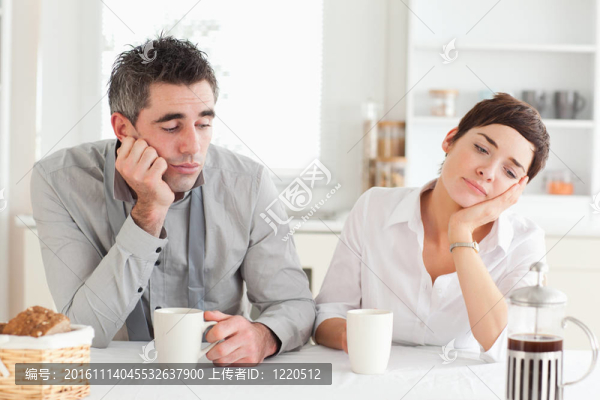 筋疲力盡的夫妻喝咖啡