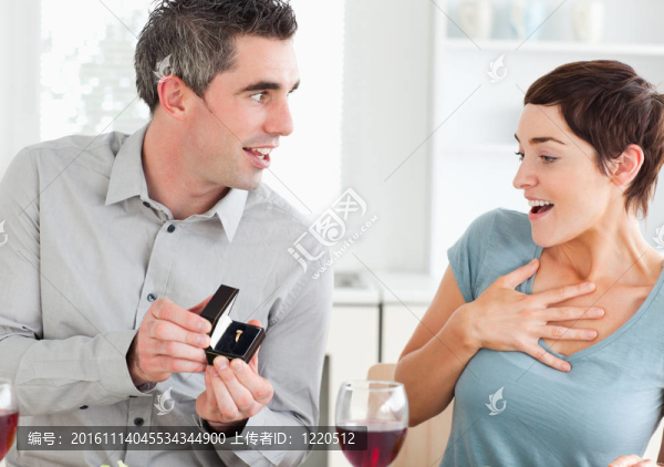 男人向他的女朋友求婚
