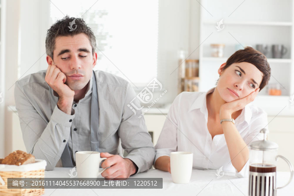 不快樂的夫妻喝咖啡