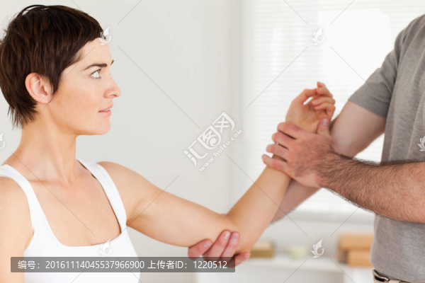 脊椎檢查婦女的手臂