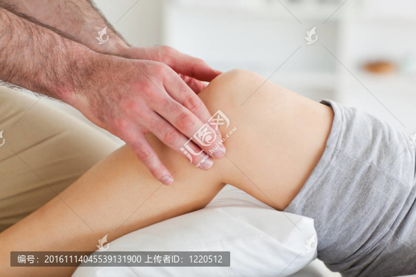 男人躺在女人的膝蓋按摩