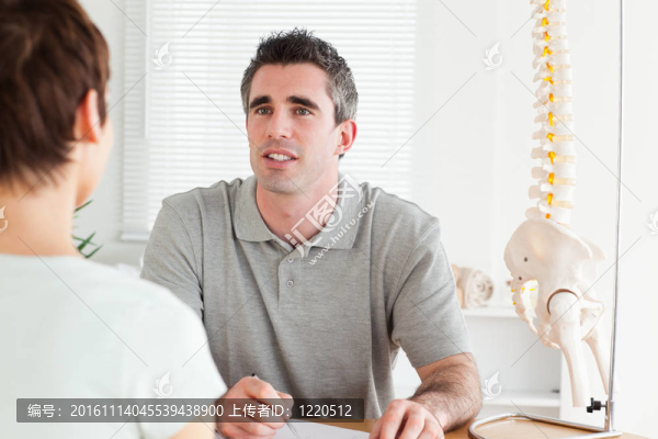 醫(yī)生和病人坐在桌子邊說話-匯圖網(wǎng) www.fosd68.com 醫(yī)生和病人坐在桌子邊說話