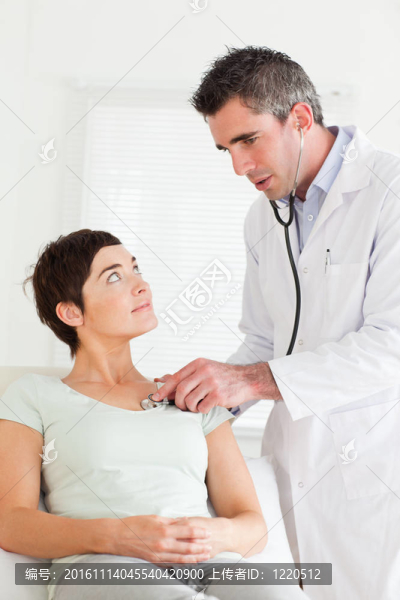 男醫(yī)生檢查女性病人