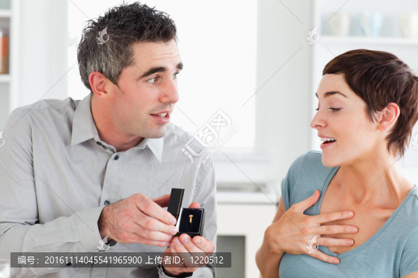 男人向他驚訝的女朋友求婚