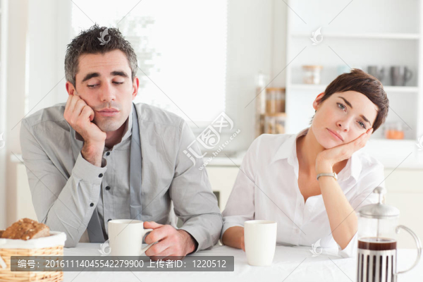 無聊的夫妻喝咖啡