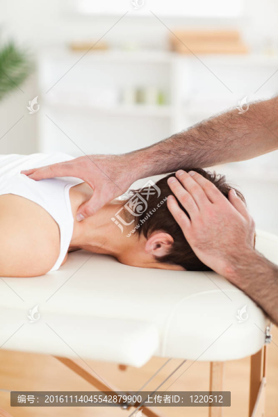 英俊的男人，一個迷人的女人的頸部按摩