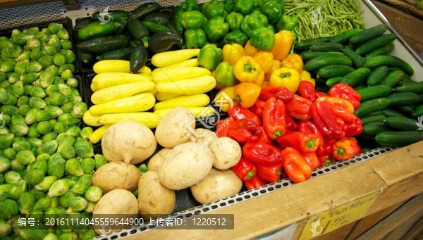 雜貨店里裝滿了色彩鮮艷的農(nóng)產(chǎn)品