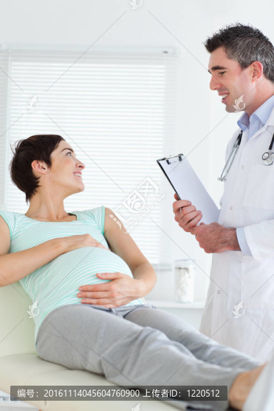 孕婦摸她的肚子