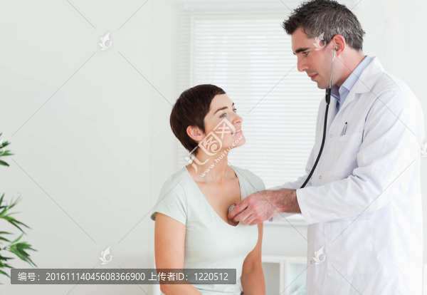 醫(yī)生檢查一個女人