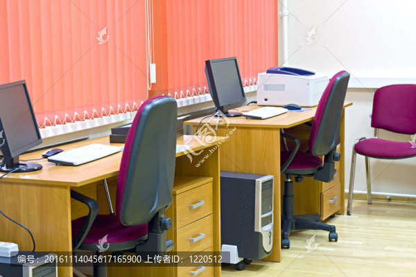 辦公室內(nèi)部有兩個工作