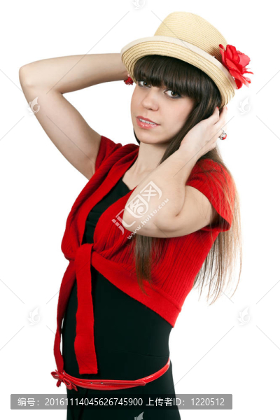 在帽子與白色背景上的花和紅色的毛衣孤立的黑發(fā)女孩肖像