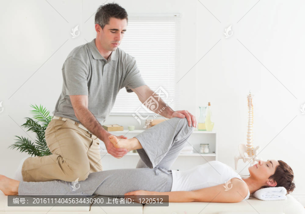 脊椎伸展的年輕女人的腿