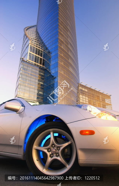 辦公樓前的現(xiàn)代跑車
