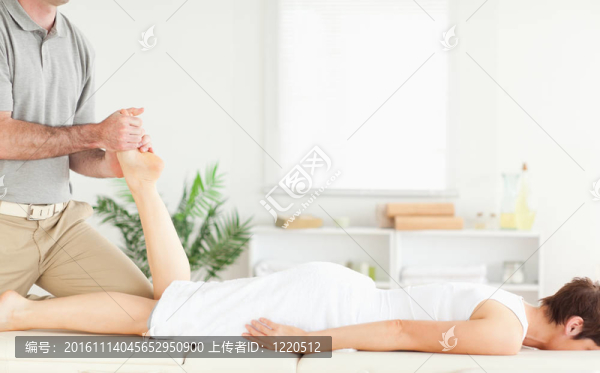 一個(gè)女性客戶的腿部按摩