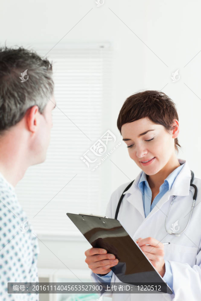 女醫(yī)生與病人談話的特寫