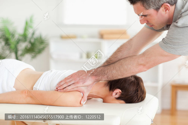 按摩師的按摩客戶的脖子