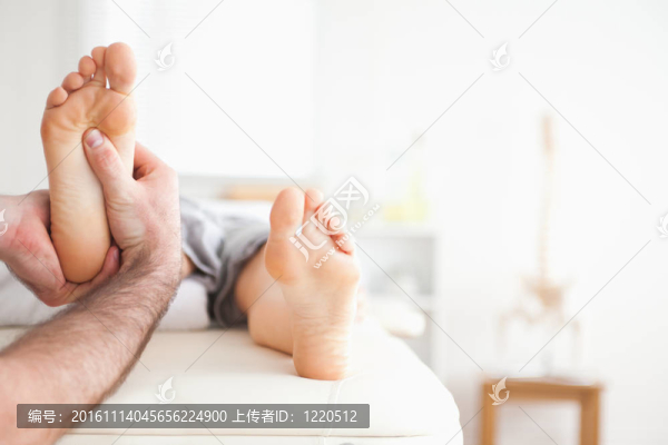 男按摩師做足底按摩