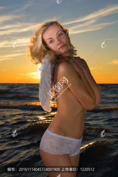 日落時(shí)的天使女孩