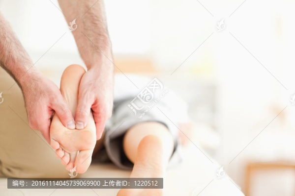 男按摩師按摩女人的腳