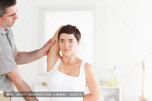 有魅力的病人在監(jiān)督下做一些練習(xí)