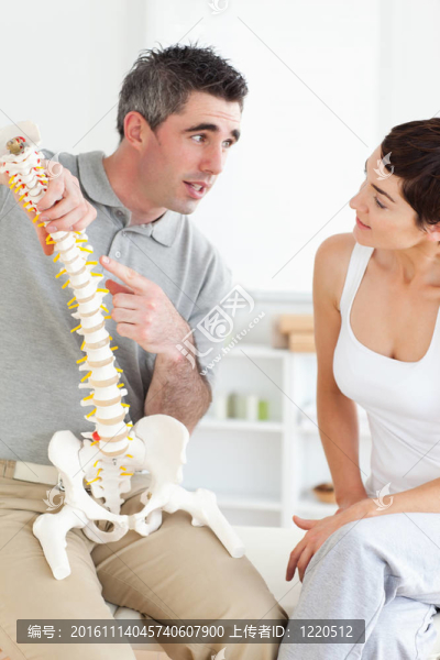 按摩師解釋脊柱病人