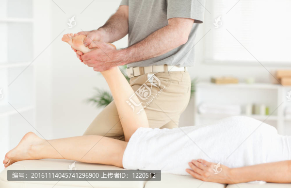 按摩師按摩女人的腳