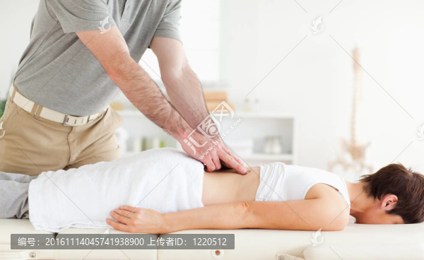 迷人的病人得到按摩