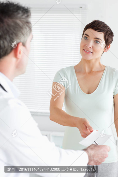 迷人的女人收到處方