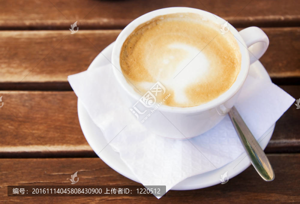 木制桌上的咖啡杯
