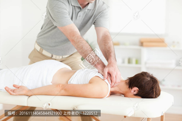 一個可愛的女人的家伙按摩頸部
