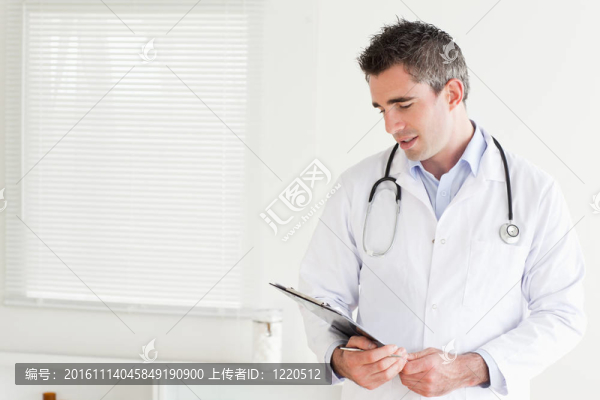 微笑的男醫(yī)生看著一張圖