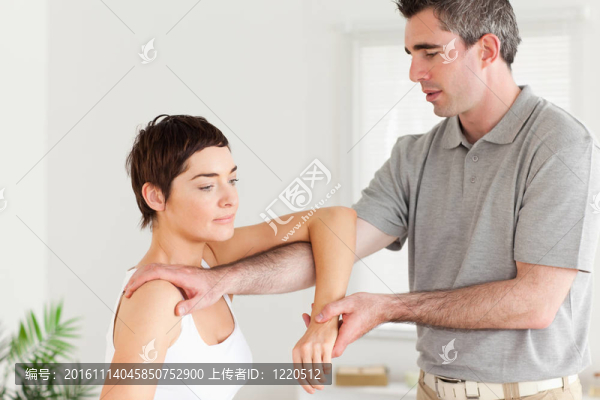 一個(gè)女人的手臂伸展脊椎