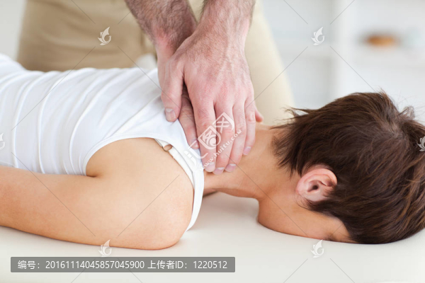 按摩師的按摩客戶的脖子