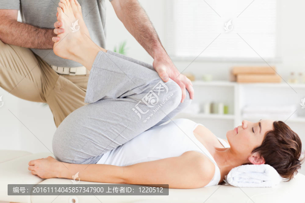 脊椎伸展一個(gè)女人的腿