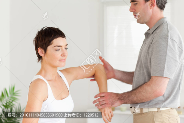 按摩師工作在一個女人的手臂