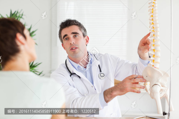 男醫(yī)生向女人解釋某事