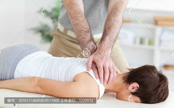 男人按摩女