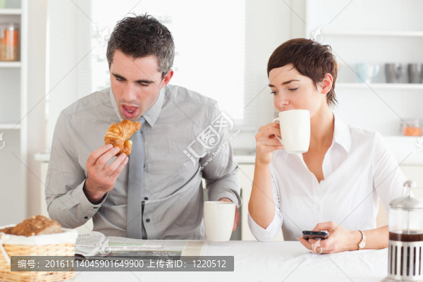 愉快的夫婦一起吃早餐