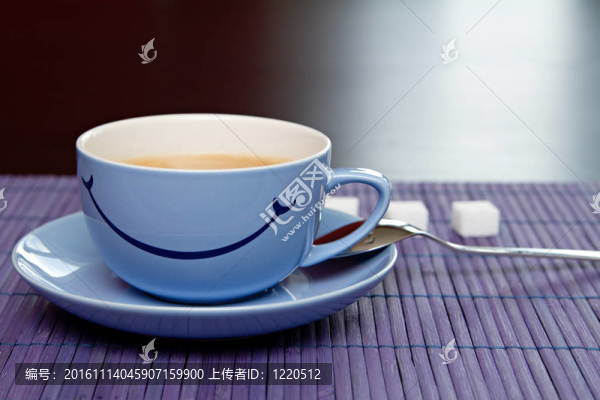 在紫色的桌子上的一杯咖啡